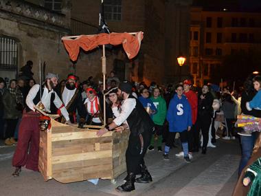 Centenars de persones participen en la gran Rua de Carnaval que malgrat el fret intens ha omplit la plaça Ramon Llull