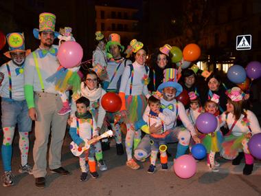 Centenars de persones participen en la gran Rua de Carnaval que malgrat el fret intens ha omplit la plaça Ramon Llull