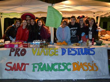 Centenars de persones participen en la gran Rua de Carnaval que malgrat el fret intens ha omplit la plaça Ramon Llull