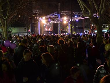 Centenars de persones participen en la gran Rua de Carnaval que malgrat el fret intens ha omplit la plaça Ramon Llull