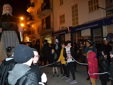 L’enterrament de la sardina i la nova geganta de la jaia Quaresma tanquen el carnaval amb grans festes