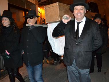 L’enterrament de la sardina i la nova geganta de la jaia Quaresma tanquen el carnaval amb grans festes