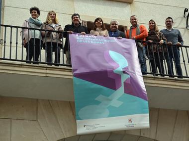 La pancarta que commemora el 8 de març, el Dia Internacional de les Dones, ja penja de la balconada de l'Ajuntament de Manacor
