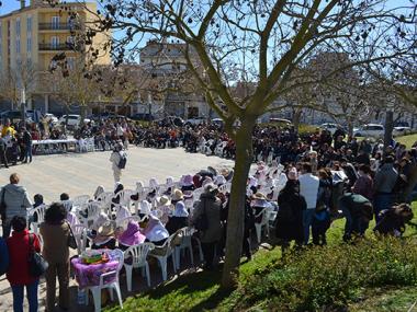 El reconeixement de les dones esportistes i la seva lluita per la igualtat i per la visibilització centren l’homenatge a la plaça de les Perleres