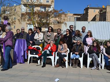 El reconeixement de les dones esportistes i la seva lluita per la igualtat i per la visibilització centren l’homenatge a la plaça de les Perleres