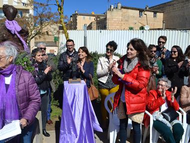 El reconeixement de les dones esportistes i la seva lluita per la igualtat i per la visibilització centren l’homenatge a la plaça de les Perleres