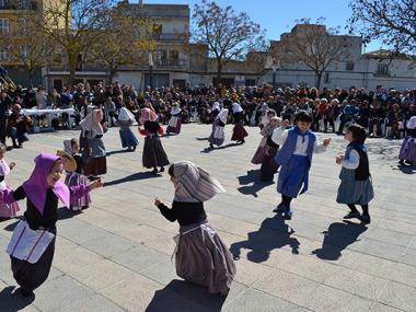 El reconeixement de les dones esportistes i la seva lluita per la igualtat i per la visibilització centren l’homenatge a la plaça de les Perleres