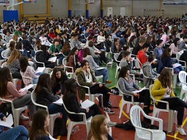 Prop de 600 alumnes de la comarca es troben a Manacor per resoldre els problemes matemàtics de les proves Cangur