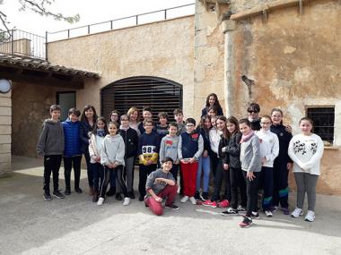 Els consellers i conselleres del Consell d’Infants de Manacor preparen el seu primer ple com a representants públics
