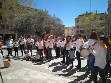 Grups de salers surten a cantar per tot el municipi i mantenen viva aquesta tradició vinculada a les festes de Pasqua