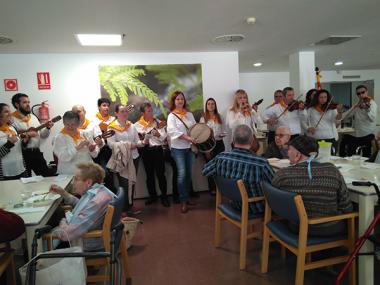 Grups de salers surten a cantar per tot el municipi i mantenen viva aquesta tradició vinculada a les festes de Pasqua