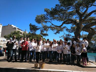 Grups de salers surten a cantar per tot el municipi i mantenen viva aquesta tradició vinculada a les festes de Pasqua