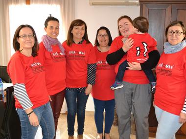 Els pares i mares de l’escola Simó Ballester presenten el nou logotip i les camisetes que entregaran als alumnes