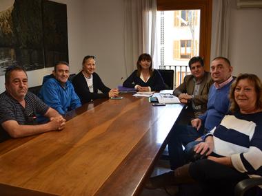 Els treballadors de LUMSA, que s’encarreguen de la neteja al municipi, es reuneixen amb els responsables municipals
