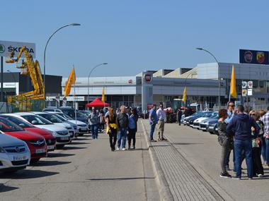 Centenears de persones acudeixen a la XVIII Fira de Vehicles d’Ocasió i els organitzadors esperen batre rècords de visites