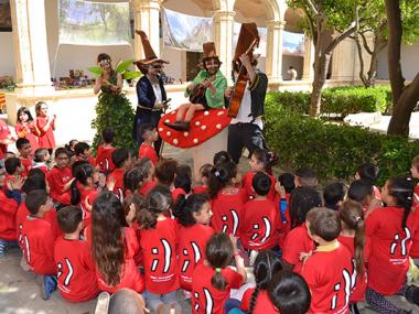 Centenars d’escolars i visitants aprofiten l’oferta cultural de la Fira del Llibre demostrant el seu interès per la lectura