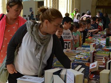 Centenars d’escolars i visitants aprofiten l’oferta cultural de la Fira del Llibre demostrant el seu interès per la lectura