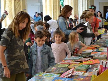 Centenars d’escolars i visitants aprofiten l’oferta cultural de la Fira del Llibre demostrant el seu interès per la lectura
