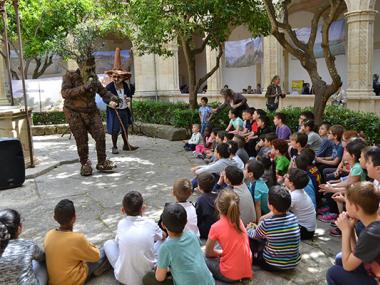 Centenars d’escolars i visitants aprofiten l’oferta cultural de la Fira del Llibre demostrant el seu interès per la lectura