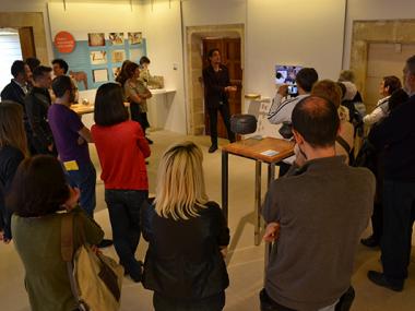 L'exposició 'Aquí sí que ho pots tocar' acosta encara més les peces del Museu d'Història de Manacor a l'accessibilitat