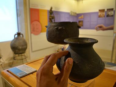 L'exposició 'Aquí sí que ho pots tocar' acosta encara més les peces del Museu d'Història de Manacor a l'accessibilitat
