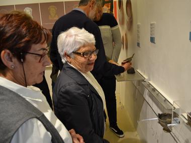 L'exposició 'Aquí sí que ho pots tocar' acosta encara més les peces del Museu d'Història de Manacor a l'accessibilitat