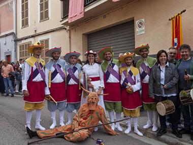 Els Cossiers surten pels carrers escampant la primavera fidels a la tradició de ballar en motiu de les festes del Sant Crist