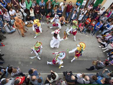 Els Cossiers surten pels carrers escampant la primavera fidels a la tradició de ballar en motiu de les festes del Sant Crist