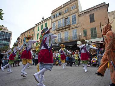 Els Cossiers surten pels carrers escampant la primavera fidels a la tradició de ballar en motiu de les festes del Sant Crist