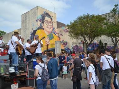 El mural del projecte Som-Riu ja llueix a Manacor amb l’esperança, la il·lusió i la felicitat que desprèn l’enorme retrat