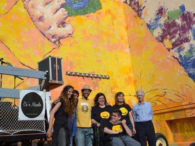 El mural del projecte Som-Riu ja llueix a Manacor amb l’esperança, la il·lusió i la felicitat que desprèn l’enorme retrat