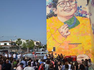 El mural del projecte Som-Riu ja llueix a Manacor amb l’esperança, la il·lusió i la felicitat que desprèn l’enorme retrat