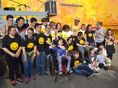 El mural del projecte Som-Riu ja llueix a Manacor amb l’esperança, la il·lusió i la felicitat que desprèn l’enorme retrat
