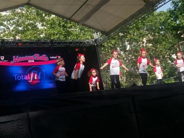 Els alumnes de dansa del municipi omplen de ball i ritme la plaça Ramon Llull amb l'espectacle "Manacor Balla”