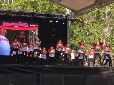 Els alumnes de dansa del municipi omplen de ball i ritme la plaça Ramon Llull amb l'espectacle "Manacor Balla”