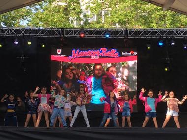 Els alumnes de dansa del municipi omplen de ball i ritme la plaça Ramon Llull amb l'espectacle "Manacor Balla”