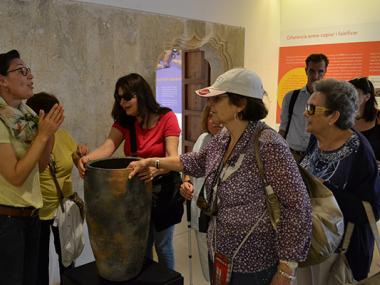 Un grup de persones amb discapacitat visual que formen part de l'ONCE descobreixen el Museu de Manacor amb les seves mans