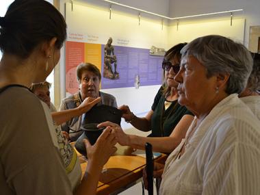 Un grup de persones amb discapacitat visual que formen part de l'ONCE descobreixen el Museu de Manacor amb les seves mans