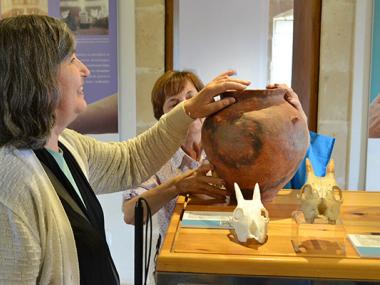 Un grup de persones amb discapacitat visual que formen part de l'ONCE descobreixen el Museu de Manacor amb les seves mans
