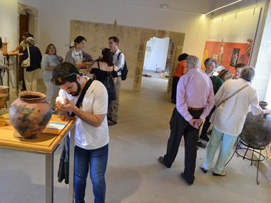 Un grup de persones amb discapacitat visual que formen part de l'ONCE descobreixen el Museu de Manacor amb les seves mans