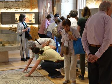 Un grup de persones amb discapacitat visual que formen part de l'ONCE descobreixen el Museu de Manacor amb les seves mans