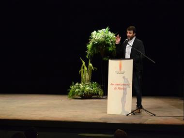 Un teatre ple dels que estimen la llengua aplaudeix l’entrega del Reconeixement de Mèrits a Bernat Nadal 