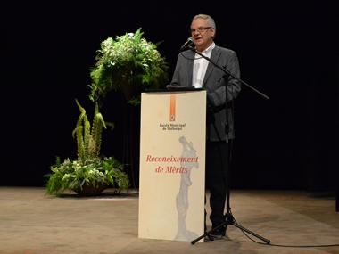 Un teatre ple dels que estimen la llengua aplaudeix l’entrega del Reconeixement de Mèrits a Bernat Nadal 
