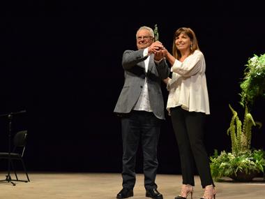 Un teatre ple dels que estimen la llengua aplaudeix l’entrega del Reconeixement de Mèrits a Bernat Nadal 