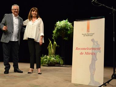Un teatre ple dels que estimen la llengua aplaudeix l’entrega del Reconeixement de Mèrits a Bernat Nadal 
