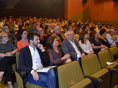 Un teatre ple dels que estimen la llengua aplaudeix l’entrega del Reconeixement de Mèrits a Bernat Nadal 