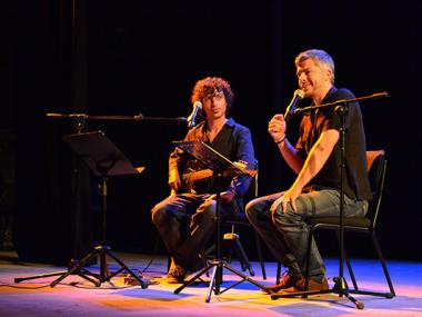 Un teatre ple dels que estimen la llengua aplaudeix l’entrega del Reconeixement de Mèrits a Bernat Nadal 
