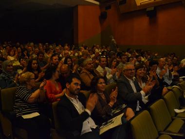 Un teatre ple dels que estimen la llengua aplaudeix l’entrega del Reconeixement de Mèrits a Bernat Nadal 