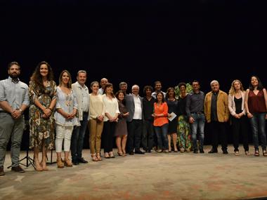 Un teatre ple dels que estimen la llengua aplaudeix l’entrega del Reconeixement de Mèrits a Bernat Nadal 