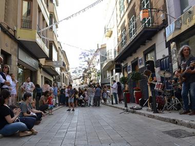 Milers d’assistents omplen la Festa de l’Art al carrer de Ciutat convidats per les botigues d’aquesta artèria comercial